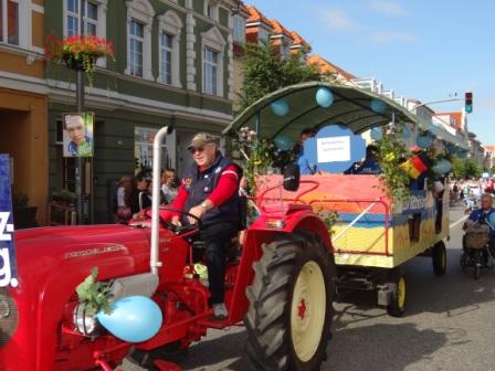 Bilder vom Festumzug aus Anlass des Jubilums 150 Jahre organisierter Sport in der Bernsteinstadt  Ribnitz-Damgarten am 24. August 2013 . Foto: Eckart Kreitlow