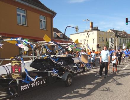 Bilder vom Festumzug aus Anlass des Jubilums 150 Jahre organisierter Sport in der Bernsteinstadt  Ribnitz-Damgarten am 24. August 2013 . Foto: Eckart Kreitlow