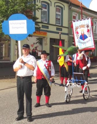 Bilder vom Festumzug aus Anlass des Jubilums 150 Jahre organisierter Sport in der Bernsteinstadt  Ribnitz-Damgarten am 24. August 2013 . Foto: Eckart Kreitlow