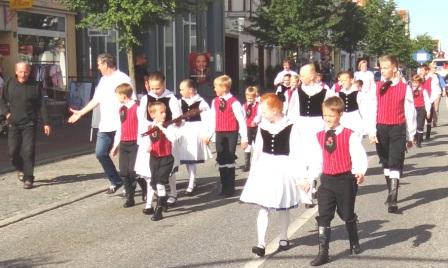 Bilder vom Festumzug aus Anlass des Jubilums 150 Jahre organisierter Sport in der Bernsteinstadt  Ribnitz-Damgarten am 24. August 2013 . Foto: Eckart Kreitlow