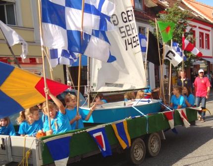 Bilder vom Festumzug aus Anlass des Jubilums 150 Jahre organisierter Sport in der Bernsteinstadt  Ribnitz-Damgarten am 24. August 2013 . Foto: Eckart Kreitlow