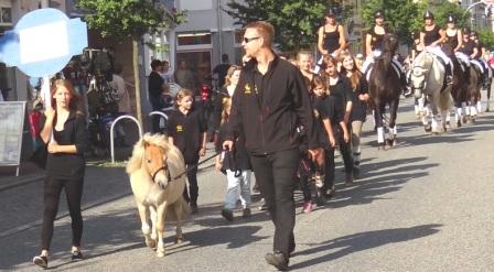 Bilder vom Festumzug aus Anlass des Jubilums 150 Jahre organisierter Sport in der Bernsteinstadt  Ribnitz-Damgarten am 24. August 2013 . Foto: Eckart Kreitlow