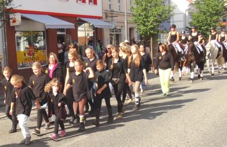 Bilder vom Festumzug aus Anlass des Jubilums 150 Jahre organisierter Sport in der Bernsteinstadt  Ribnitz-Damgarten am 24. August 2013 . Foto: Eckart Kreitlow