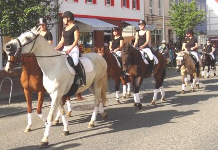 Bilder vom Festumzug aus Anlass des Jubilums 150 Jahre organisierter Sport in der Bernsteinstadt  Ribnitz-Damgarten am 24. August 2013 . Foto: Eckart Kreitlow