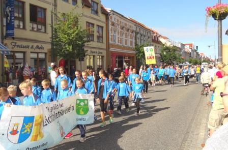 Bilder vom Festumzug aus Anlass des Jubilums 150 Jahre organisierter Sport in der Bernsteinstadt  Ribnitz-Damgarten am 24. August 2013 . Foto: Eckart Kreitlow