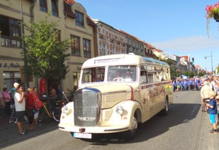 Bilder vom Festumzug aus Anlass des Jubilums 150 Jahre organisierter Sport in der Bernsteinstadt  Ribnitz-Damgarten am 24. August 2013 . Foto: Eckart Kreitlow