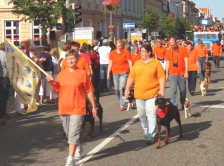 Bilder vom Festumzug aus Anlass des Jubilums 150 Jahre organisierter Sport in der Bernsteinstadt  Ribnitz-Damgarten am 24. August 2013 . Foto: Eckart Kreitlow