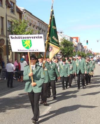 Bilder vom Festumzug aus Anlass des Jubilums 150 Jahre organisierter Sport in der Bernsteinstadt  Ribnitz-Damgarten am 24. August 2013 . Foto: Eckart Kreitlow