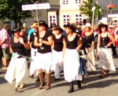 Bilder vom Festumzug aus Anlass des Jubilums 150 Jahre organisierter Sport in der Bernsteinstadt  Ribnitz-Damgarten am 24. August 2013. Foto: Eckart Kreitlow