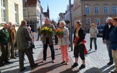 Bilder von der Abschlussveranstaltung der 19.Gedenkwanderung auf dem Ribnitz-Damgartener Marktplatz. Foto: Ingrid Hoffmann