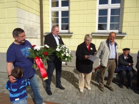 Worte ehrenden Gedenkens sprach in Ribnitz-Damgarten auch Christiane Latendorf, Vorsitzende der Fraktion DIE LINKE im Kreistag Vorpommern-Rügen. Foto: Eckart Kreitlow