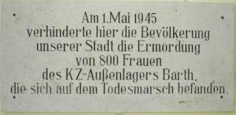 Die Gedenktafel am Ribnitzer Rathaus mit der Aufschrift Am 1.Mai 1945 verhinderte hier die Bevölkerung unserer Stadt die Ermordung von 800 Frauen des KZ-Außenlagers Barth, die sich auf dem Todesmarsch befanden. Foto: Eckart Kreitlow