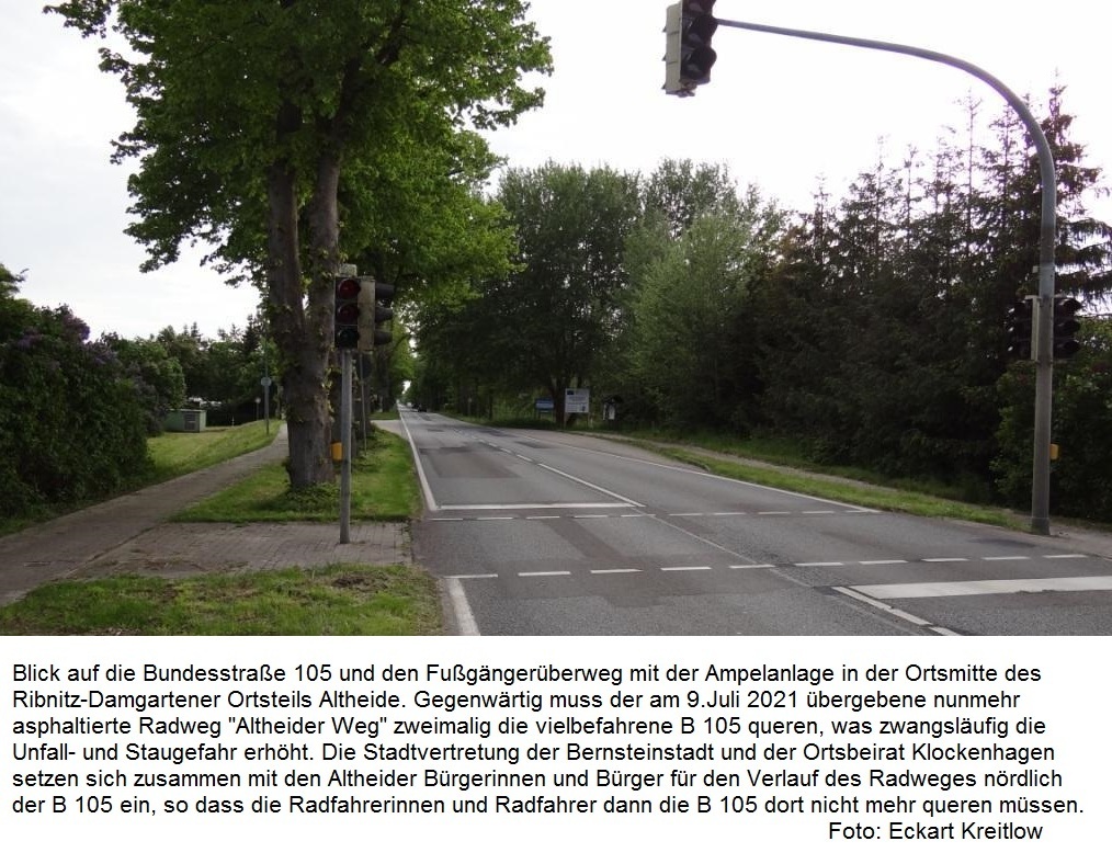 Blick auf die Bundesstrae 105  und den  Fugngerberweg mit Ampel in der Ortsmitte des Ribnitz-Damgartener Ortsteils Altheide. Gegenwrtig muss der am 9.Juli 2021 bergebene nunmehr asphaltierte Radweg 'Altheider Weg' zweimalig die vielbefahrene B 105 queren, was zwangslufig die Unfall- und Staugefahr erhht. - Die Stadtvertretung der Bernsteinstadt Ribnitz-Damgarten und der Ortsbeirat Klockenhagen setzen sich zusammen mit den Altheider Brgerinnen und Brger fr den Verlauf des Radweges nrdlich der B 105 ein. -  Foto: Eckart Kreitlow 