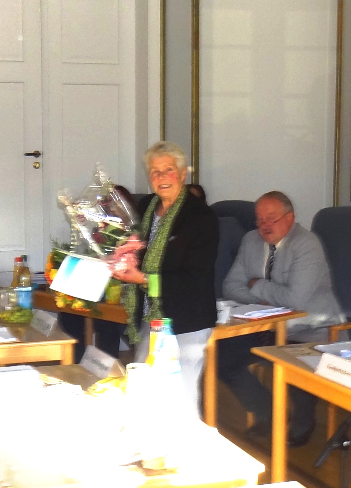 Stadtvertreter Eckart Kreitlow berreichte Frau Anneliese Sahr anschlieend noch einen Blumentopf mit den Worten: Liebe Anneliese! Wir vom Ortsverband DIE LINKE Ribnitz-Damgarten mchten Dir auch Dank und Anerkennung fr Dein beispielhaftes Engagement fr den Volksbund Deutsche Kriegsgrberfrsorge e. V. aussprechen! Aber auch in meinem eigenen Namen mchte ich Dir DANKE sagen, zumal Du einmal meine Lehrerin warst und Dich derzeit immer ernsthaft und sehr engagiert bemht hattest, mir etwas beizubringen! 