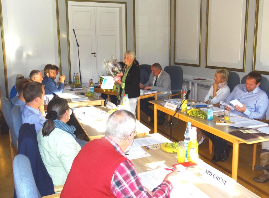 Zu Beginn der 9. Sitzung der Stadtvertretung der Bernsteinstadt Ribnitz-Damgarten berreichte Brgermeister Frank Ilchmann Frau Anneliese Sahr aus Ribnitz-Damgarten eine Auszeichnung des Vereins Volksbund Deutsche Kriegsgrberfrsorge e. V. und Stadtprsidentin Kathrin Meyer (CDU) einen Blumenstrauss als Dank und Anerkennung fr ihre seit Jahren mit beispielhaftem Engagement bisher geleistete ehrenamtliche Ttigkeit   bei der Frderung und Untersttzung des Volksbundes Deutsche Kriegsgrberfrsorge e. V..