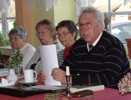 Buchlesung mit Egon Krenz, ehemaliger Generalsekretr des ZK der SED und ehemaliger Vorsitzender des Staatsrates und des Nationalen Verteidigungsrates der DDR, am 24.November 2013 in Redebas, Landkreis Vorpommern-Rgen, zu seinem jngsten Buch Walter Ulbricht - Zeitzeugen erinnern sich, dessen Herausgeber Egon Krenz auch ist. Foto: Eckart Kreitlow