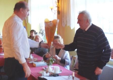 Buchlesung mit Egon Krenz, ehemaliger Generalsekretr des ZK der SED und ehemaliger Vorsitzender des Staatsrates und des Nationalen Verteidigungsrates der DDR, am 24.November 2013 in Redebas, Landkreis Vorpommern-Rgen, zu seinem jngsten Buch Walter Ulbricht - Zeitzeugen erinnern sich, dessen Herausgeber Egon Krenz auch ist. Foto: Eckart Kreitlow