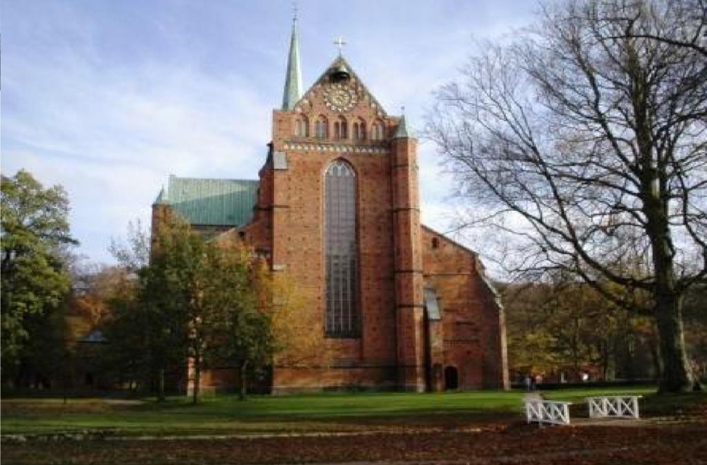 Blick auf die Sdseite des Doberaner Mnsters - das im 13. Jahrhundert erbaute ehemalige Zisterzienserkloster ist ein einzigartiges historisches Bauwerk in Mecklenburg-Vorpommern. Foto: Eckart Kreitlow