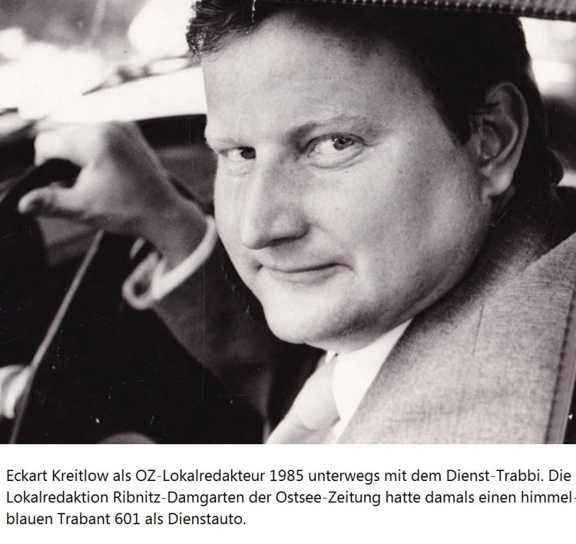 Eckart Kreitlow als OZ-Lokalredakteur 1985 unterwegs mit dem Dienst-Trabbi. Die Lokalredaktion Ribnitz-Damgarten der Ostsee-Zeitung hatte damals einen himmelblauen Trabant 601 als Dienstauto.