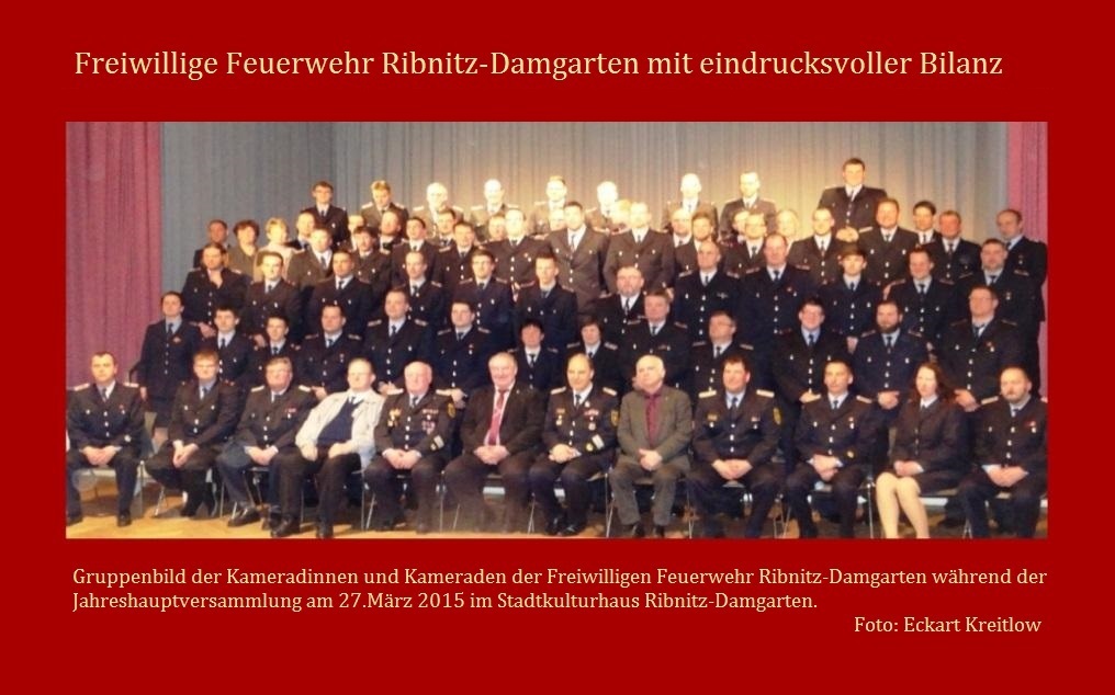 Gruppenbild der Kameradinnen und Kameraden der Freiwilligen Feuerwehr Ribnitz-Damgarten während der Jahreshauptversammlung am 27.März 2015 im Stadtkulturhaus Ribnitz-Damgarten. Foto: Eckart Kreitlow