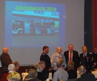 Auf der Jahreshauptversammlung der Freiwilligen Feuerwehr Ribnitz-Damgarten am 27.Mrz 2015 im Stadtkulturhaus Ribnitz-Damgarten wurde Heinrich Wiencke (Bildmitte) aus Klockenhagen fr 60-jhrige Mitgliedschaft in der Freiwilligen Feuerwehr ausgezeichnet und erhielt von den Anwesenden viel Beifall. Foto: Eckart Kreitlow