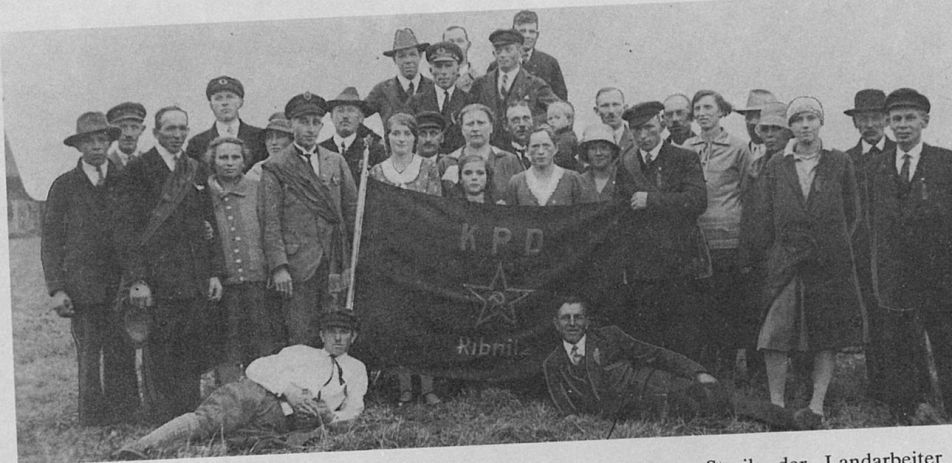 Fahnenweihe der Ribnitzer Ortsgruppe der KPD im Jahre 1931. Foto: Archiv
