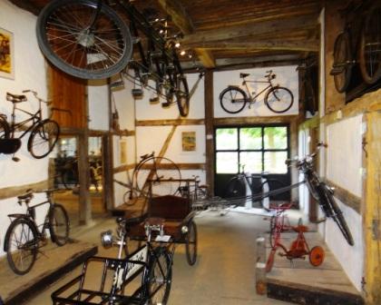 Fotografische Eindrcke vom Freilichtmuseum Klockenhagen im Landkreis Vorpommern-Rgen in der Nhe der Bernsteinstadt Ribnitz-Damgarten. Alte Bauernhuser, eine Bockwindmhle, ein Fahrradmuseum, eine Waschkche aus frheren Zeiten, Panoramabilder mit einer drehbaren Bank, ein Backofen, das Tonnenbundhaus und vieles andere mehr. Fotos: Eckart Kreitlow