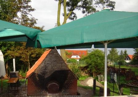 Fotografische Eindrcke vom Freilichtmuseum Klockenhagen im Landkreis Vorpommern-Rgen in der Nhe der Bernsteinstadt Ribnitz-Damgarten. Alte Bauernhuser, eine Bockwindmhle, ein Fahrradmuseum, eine Waschkche aus frheren Zeiten, Panoramabilder mit einer drehbaren Bank, ein Backofen, das Tonnenbundhaus und vieles andere mehr. Fotos: Eckart Kreitlow