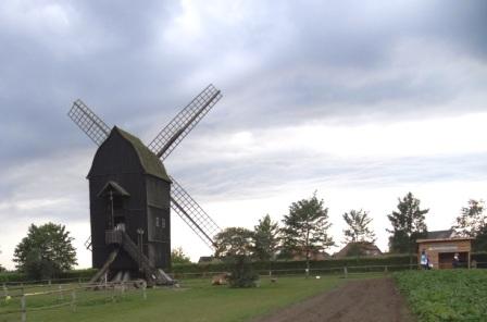 Fotografische Eindrcke vom Freilichtmuseum Klockenhagen im Landkreis Vorpommern-Rgen in der Nhe der Bernsteinstadt Ribnitz-Damgarten. Alte Bauernhuser, eine Bockwindmhle, ein Fahrradmuseum, eine Waschkche aus frheren Zeiten, Panoramabilder mit einer drehbaren Bank, ein Backofen, das Tonnenbundhaus und vieles andere mehr. Fotos: Eckart Kreitlow