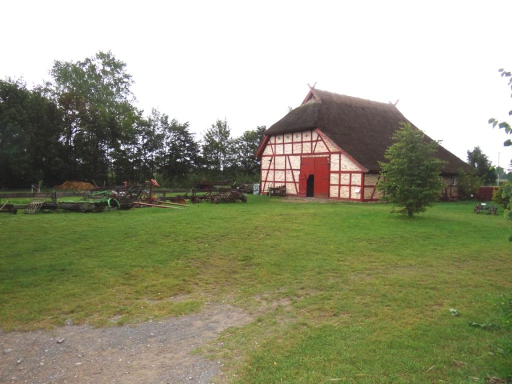 Fotografische Eindrcke vom Freilichtmuseum Klockenhagen im Landkreis Vorpommern-Rgen in der Nhe der Bernsteinstadt Ribnitz-Damgarten. Alte Bauernhuser, eine Bockwindmhle, ein Fahrradmuseum, eine Waschkche aus frheren Zeiten, Panoramabilder mit einer drehbaren Bank, ein Backofen, das Tonnenbundhaus und vieles andere mehr. Fotos: Eckart Kreitlow