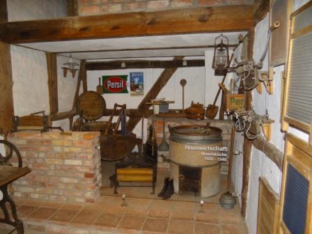 Fotografische Eindrcke vom Freilichtmuseum Klockenhagen im Landkreis Vorpommern-Rgen in der Nhe der Bernsteinstadt Ribnitz-Damgarten. Alte Bauernhuser, eine Bockwindmhle, ein Fahrradmuseum, eine Waschkche aus frheren Zeiten, Panoramabilder mit einer drehbaren Bank, ein Backofen, das Tonnenbundhaus und vieles andere mehr. Fotos: Eckart Kreitlow