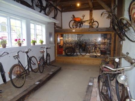 Fotografische Eindrcke vom Freilichtmuseum Klockenhagen im Landkreis Vorpommern-Rgen in der Nhe der Bernsteinstadt Ribnitz-Damgarten. Alte Bauernhuser, eine Bockwindmhle, ein Fahrradmuseum, eine Waschkche aus frheren Zeiten, Panoramabilder mit einer drehbaren Bank, ein Backofen, das Tonnenbundhaus und vieles andere mehr. Fotos: Eckart Kreitlow