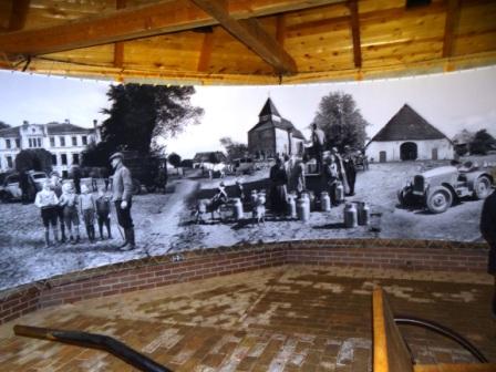 Fotografische Eindrcke vom Freilichtmuseum Klockenhagen im Landkreis Vorpommern-Rgen in der Nhe der Bernsteinstadt Ribnitz-Damgarten. Alte Bauernhuser, eine Bockwindmhle, ein Fahrradmuseum, eine Waschkche aus frheren Zeiten, Panoramabilder mit einer drehbaren Bank, ein Backofen, das Tonnenbundhaus und vieles andere mehr. Fotos: Eckart Kreitlow