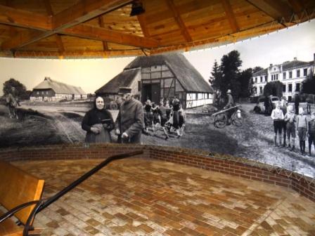 Fotografische Eindrcke vom Freilichtmuseum Klockenhagen im Landkreis Vorpommern-Rgen in der Nhe der Bernsteinstadt Ribnitz-Damgarten. Alte Bauernhuser, eine Bockwindmhle, ein Fahrradmuseum, eine Waschkche aus frheren Zeiten, Panoramabilder mit einer drehbaren Bank, ein Backofen, das Tonnenbundhaus und vieles andere mehr. Fotos: Eckart Kreitlow