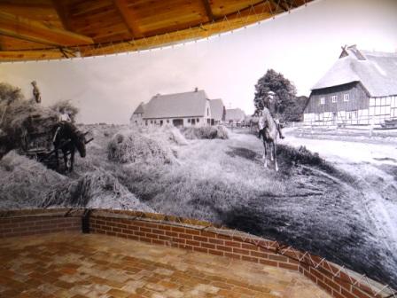 Fotografische Eindrcke vom Freilichtmuseum Klockenhagen im Landkreis Vorpommern-Rgen in der Nhe der Bernsteinstadt Ribnitz-Damgarten. Alte Bauernhuser, eine Bockwindmhle, ein Fahrradmuseum, eine Waschkche aus frheren Zeiten, Panoramabilder mit einer drehbaren Bank, ein Backofen, das Tonnenbundhaus und vieles andere mehr. Fotos: Eckart Kreitlow