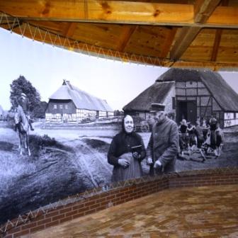 Fotografische Eindrcke vom Freilichtmuseum Klockenhagen im Landkreis Vorpommern-Rgen in der Nhe der Bernsteinstadt Ribnitz-Damgarten. Alte Bauernhuser, eine Bockwindmhle, ein Fahrradmuseum, eine Waschkche aus frheren Zeiten, Panoramabilder mit einer drehbaren Bank, ein Backofen, das Tonnenbundhaus und vieles andere mehr. Fotos: Eckart Kreitlow