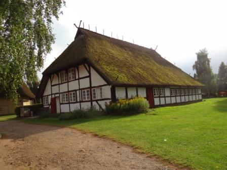 Fotografische Eindrcke vom Freilichtmuseum Klockenhagen im Landkreis Vorpommern-Rgen in der Nhe der Bernsteinstadt Ribnitz-Damgarten. Alte Bauernhuser, eine Bockwindmhle, ein Fahrradmuseum, eine Waschkche aus frheren Zeiten, Panoramabilder mit einer drehbaren Bank, ein Backofen, das Tonnenbundhaus und vieles andere mehr. Fotos: Eckart Kreitlow