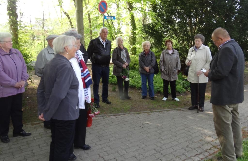 Gedenkveranstaltung aus Anlass des 70.Jahrestages der Befreiung des deutschen Volkes vom Faschismus und des 70.Jahrestages des Endes des Zweiten Weltkrieges am 8.Mai 2015 am Mahnmal fr die Opfer des Faschismus in der Mhlenstrae in Ribnitz-Damgarten. Foto: Eckart Kreitlow