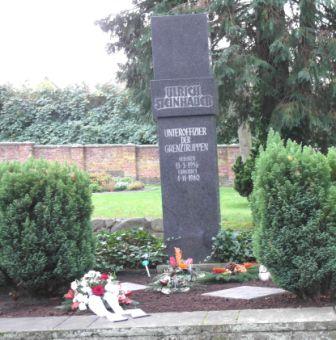 Grab und Gedenkstein des am 4.November 1980 im Grenzabschnitt Schnwalde, Kreis Nauen, an der damaligen Staatsgrenze zu Berlin (West) ermordeten Grenzsoldaten der DDR Unteroffizier Ulrich Steinhauer. Foto: Ingrid Hoffmann