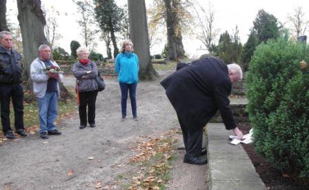 Gedenken an die Ermordung des Grenzsoldaten der DDR Ulrich Steinhauer und aller weiteren ermordeten Grenzsoldaten und Grenzpolizisten der DDR am 4. November 2014. Foto: Ingrid Hoffmann