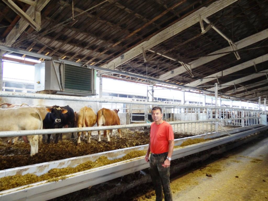 Mitglieder des Landwirtschafts- und Umweltausschusses der Stadtvertretung der Bernsteinstadt Ribnitz-Damgarten hatten am 20. August 2020 die Mglichkeit, an einer Betriebsfhrung des Geschftsfhrers des 100 % biologisch wirtschaftenden Gutes und Mutterkuhbetriebes Klockenhagen Herrn Ralf Schneider (Bildmitte) teilzunehmen. Foto: Eckart Kreitlow