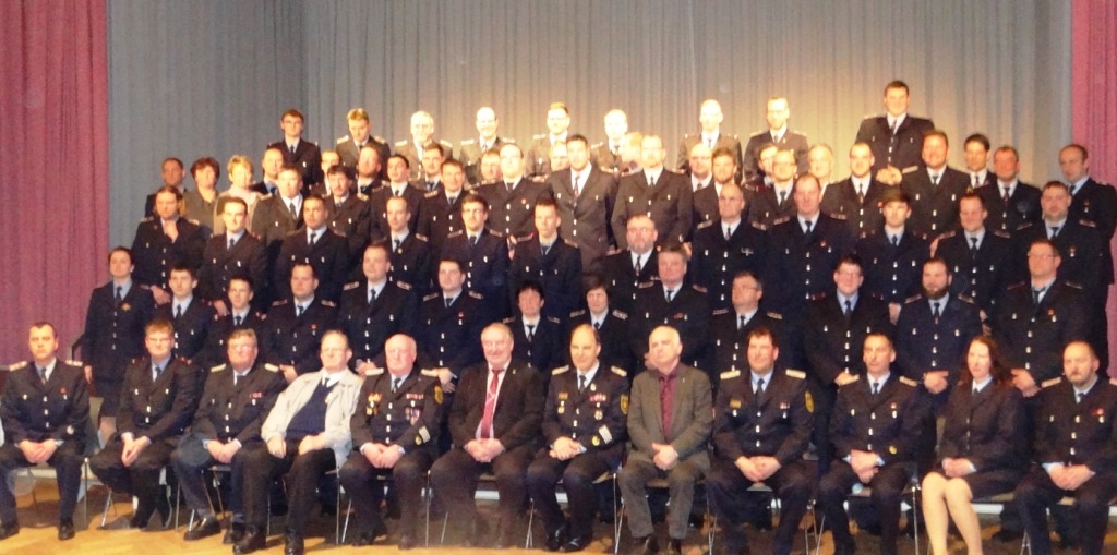 Gruppenbild der Kameradinnen und Kameraden der Freiwilligen Feuerwehr Ribnitz-Damgarten whrend der Jahreshauptversammlung am 27.Mrz 2015 im Stadtkulturhaus Ribnitz-Damgarten. Foto: Eckart Kreitlow