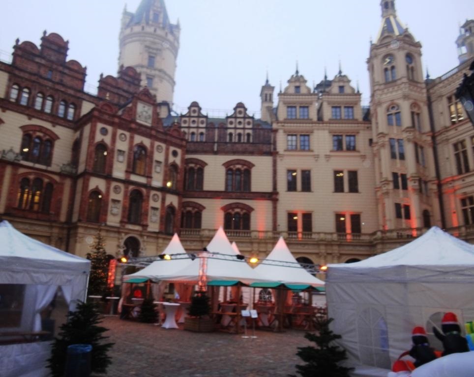 Fahrt des Heimat- und Bildungsvereins Ribnitz-Damgarten e.V. am 15. Dezember 2023 nach Schwerin mit Besuch des Landtages von Mecklenburg-Vorpommern, des Schweriner Schlosses und des Schweriner Weihnachtsmarktes. - Fotos: Eckart Kreitlow