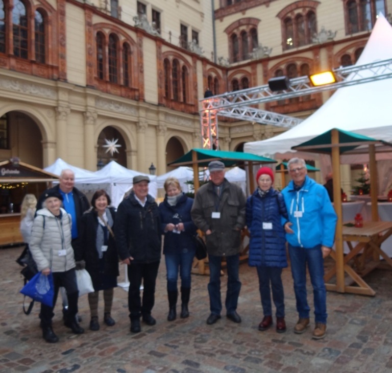 Fahrt des Heimat- und Bildungsvereins Ribnitz-Damgarten e.V. am 15. Dezember 2023 nach Schwerin mit Besuch des Landtages von Mecklenburg-Vorpommern, des Schweriner Schlosses und des Schweriner Weihnachtsmarktes. - Fotos: Eckart Kreitlow