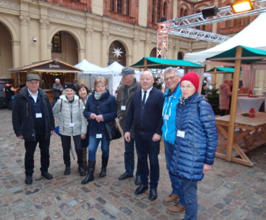 Fahrt des Heimat- und Bildungsvereins Ribnitz-Damgarten e.V. am 15. Dezember 2023 nach Schwerin mit Besuch des Landtages von Mecklenburg-Vorpommern, des Schweriner Schlosses und des Schweriner Weihnachtsmarktes. - Fotos: Eckart Kreitlow