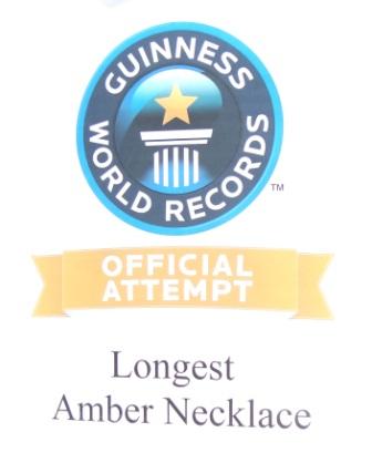 Es ist geschafft! GUINNESS-Weltrekord! Die lngste Bernsteinkette der Welt! Lnge 178,64 Meter! Foto: Eckart Kreitlow
