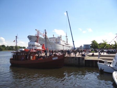 Abschied von dem ehemaligen Fracht- und Ausbildungsschiff der Deutschen Seereederei MS Georg Büchner  im Stadthafen der Hansestadt Rostock am 27.Mai 2013. Foto: Eckart Kreitlow