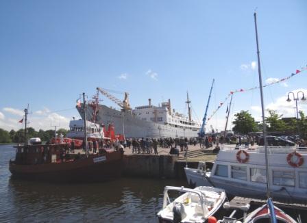 Abschied von dem ehemaligen Fracht- und Ausbildungsschiff der Deutschen Seereederei MS Georg Büchner  im Stadthafen der Hansestadt Rostock am 27.Mai 2013. Foto: Eckart Kreitlow