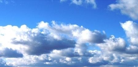 Schöne Wolken am azurblauen Himmel. Foto: Eckart Kreitlow