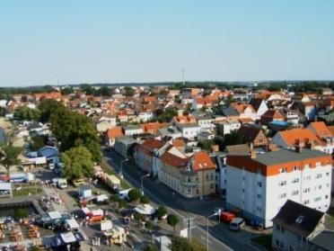 Blick aus der Gondel eines Riesenrades in 38 m Hhe auf Ribnitz-Damgarten. Foto: Eckart Kreitlow